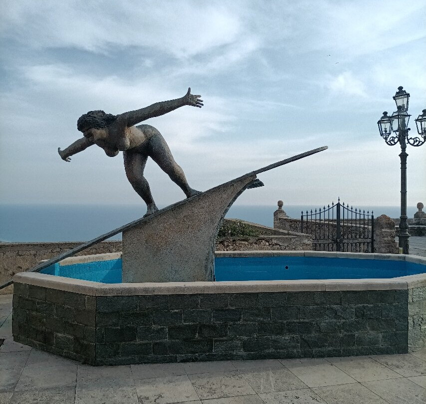 Statua Della Surfista Di Salvatore Fiume景点图片