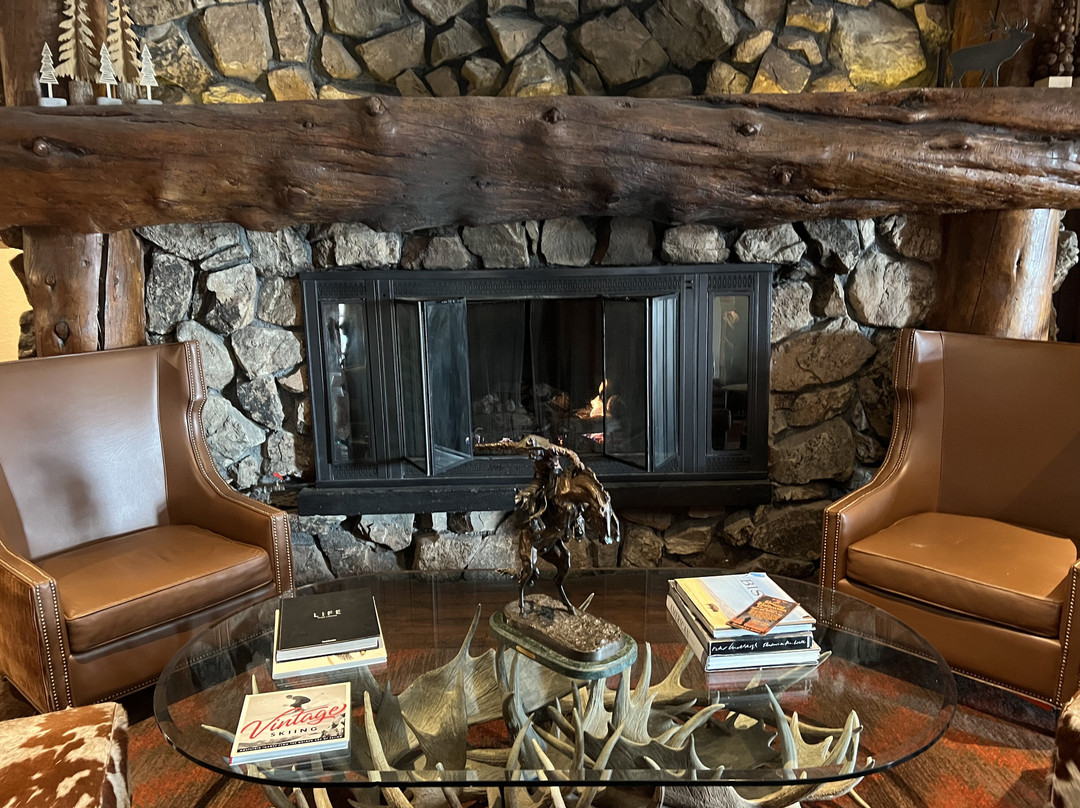 蛇河别墅温泉罗克度假酒店主图