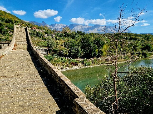 Pétrino Gefýri Plákas-Plaka必去景点