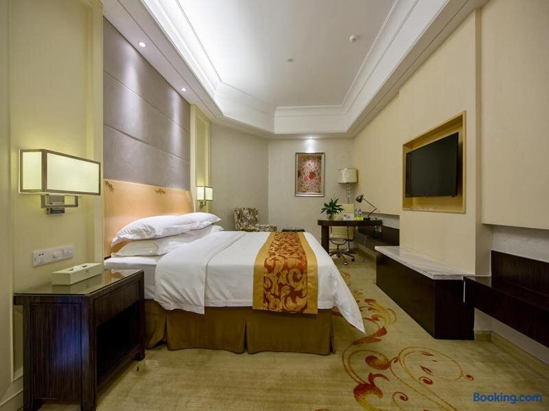 鹤山维也纳酒店桦茂店