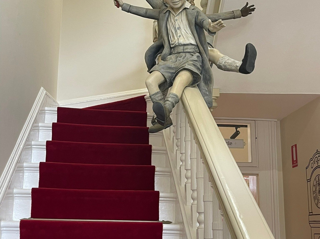 蓝色阴影舒适酒店主图