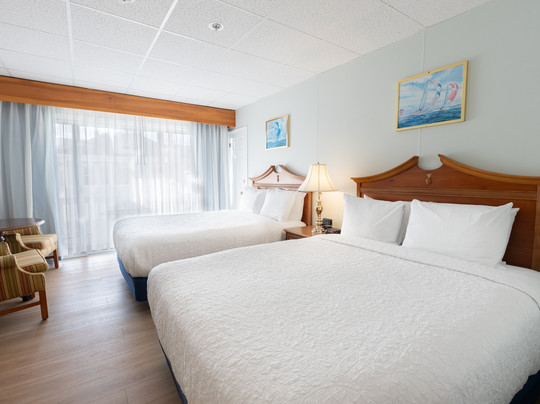 Waves Oceanfront Resort主图