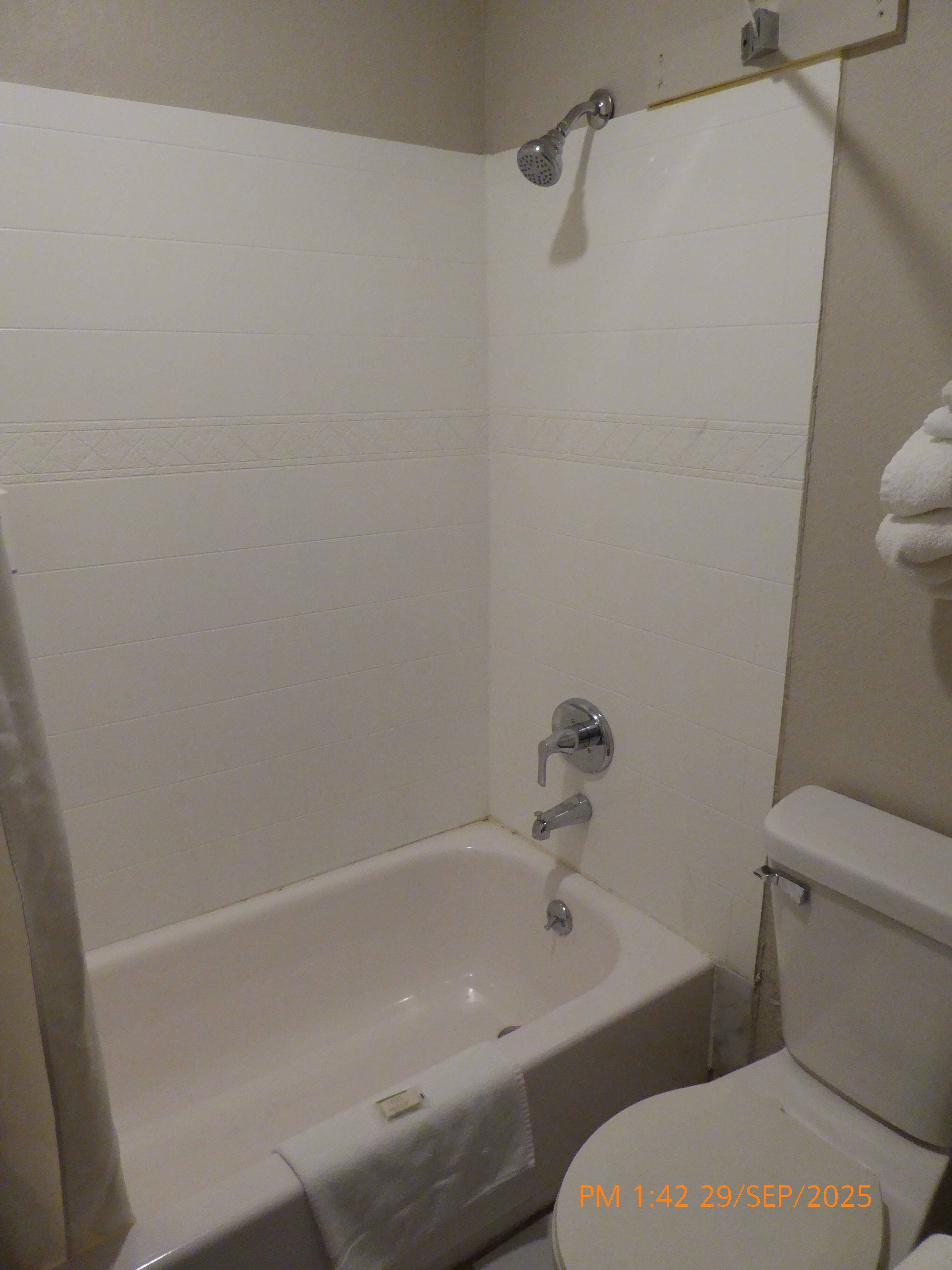 Days Inn by Wyndham Rockford-浴室