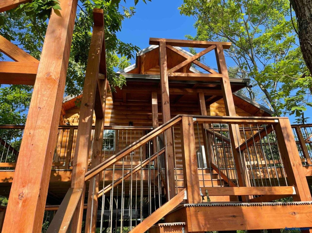 Cricket Hill Treehouse By Amish Country Lodging