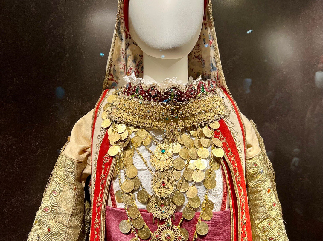 Victoria G. Karelias Collection of Greek Traditional Costumes-卡拉马塔必去景点