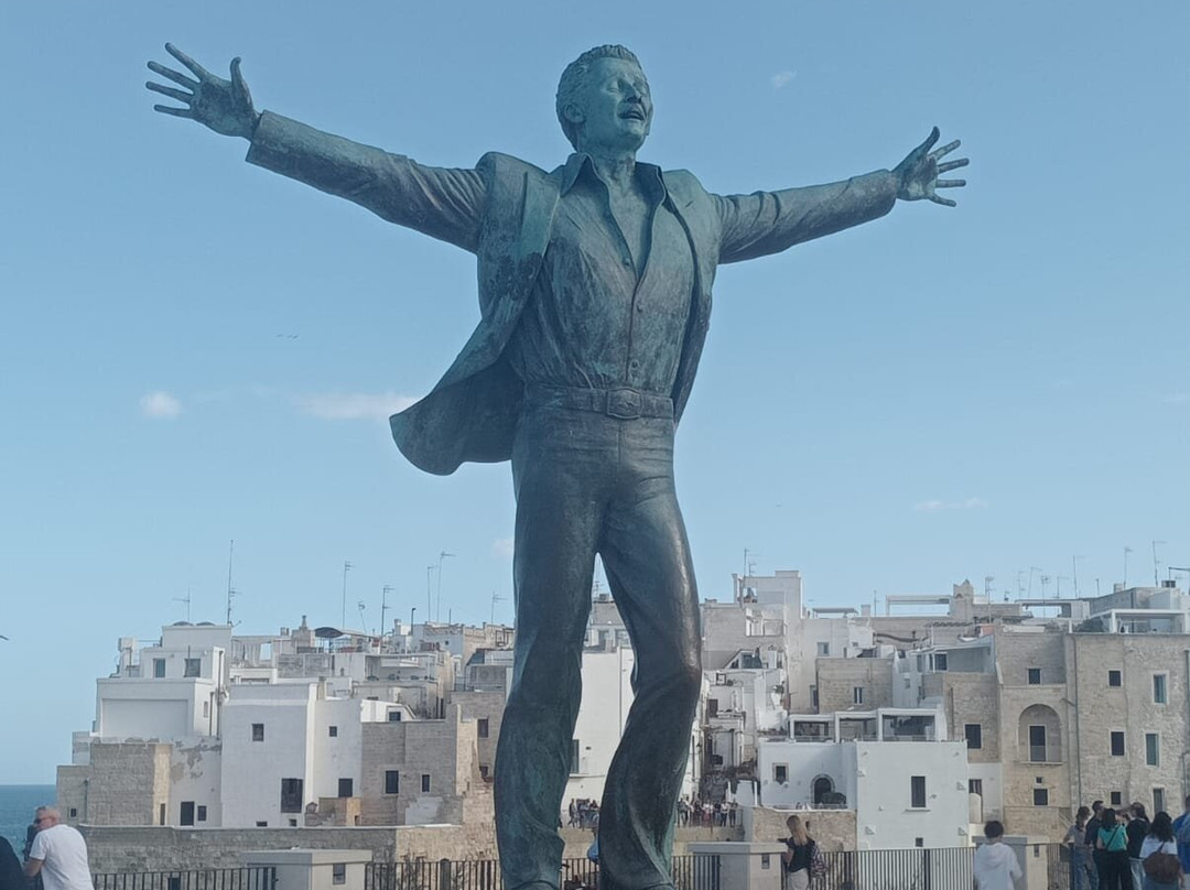 Statua di Domenico Modugno-波利尼亚诺阿马雷必去景点