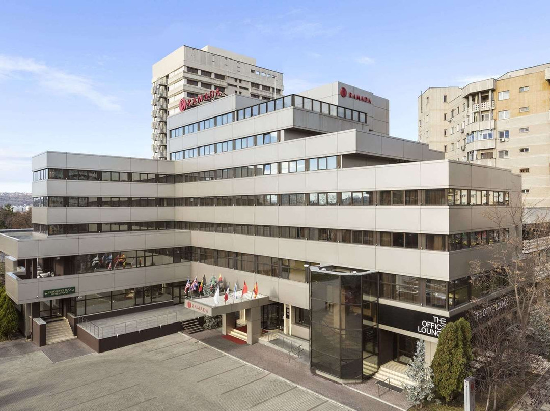 雅西市中心温德姆华美达酒店