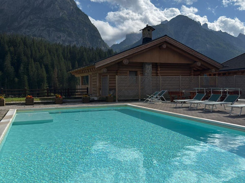 豪斯麦克拉酒店主图