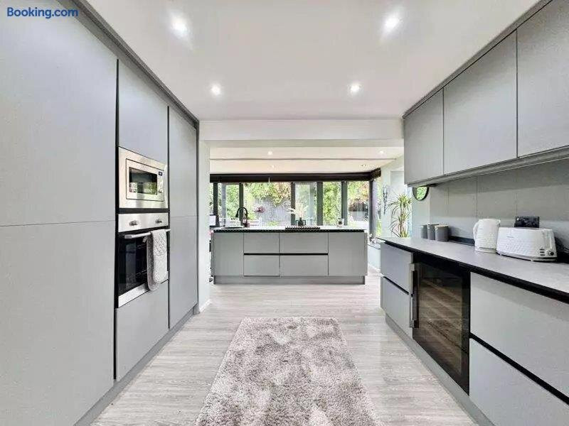 Entire stylish 3 bedroom house for short/long stay