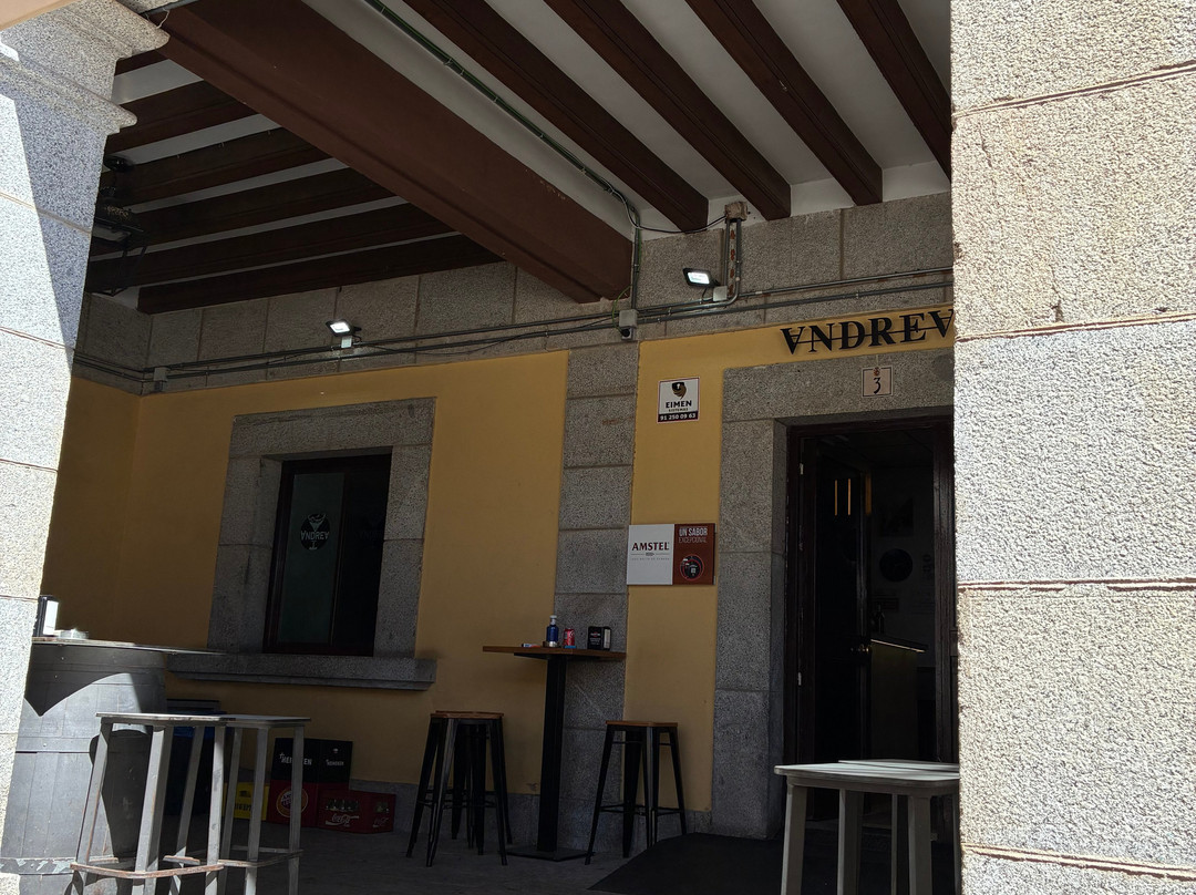 Andrea Bar