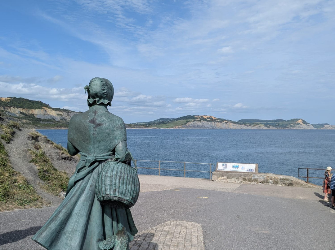 Mary Anning Rocks Statue-莱姆里杰斯必去景点