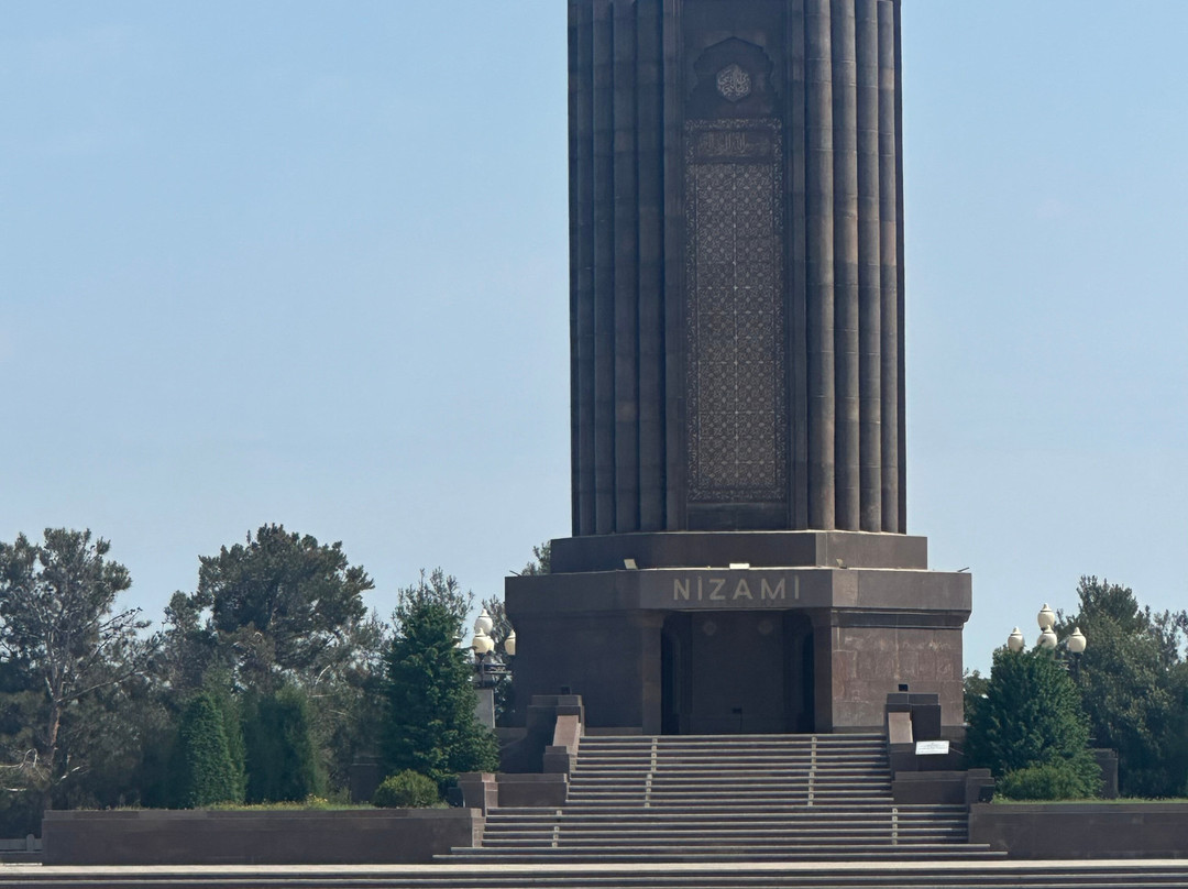 Nizami Ganjavi Mausoleum-占贾必去景点