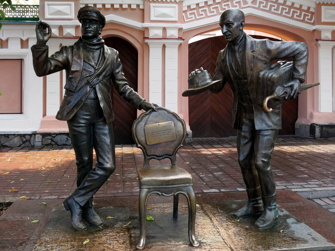Monument to Ostap Bender and Kisa Vorobyaninov-Cheboksary必去景点