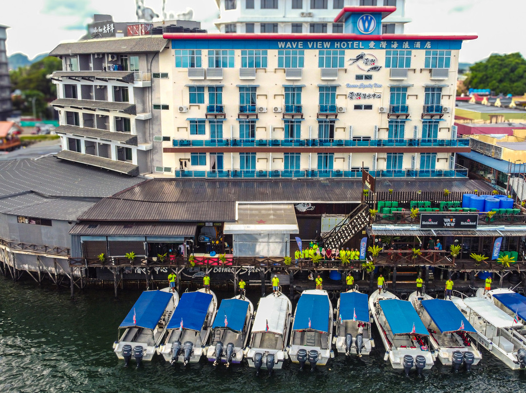 爱潜海浪酒店主图