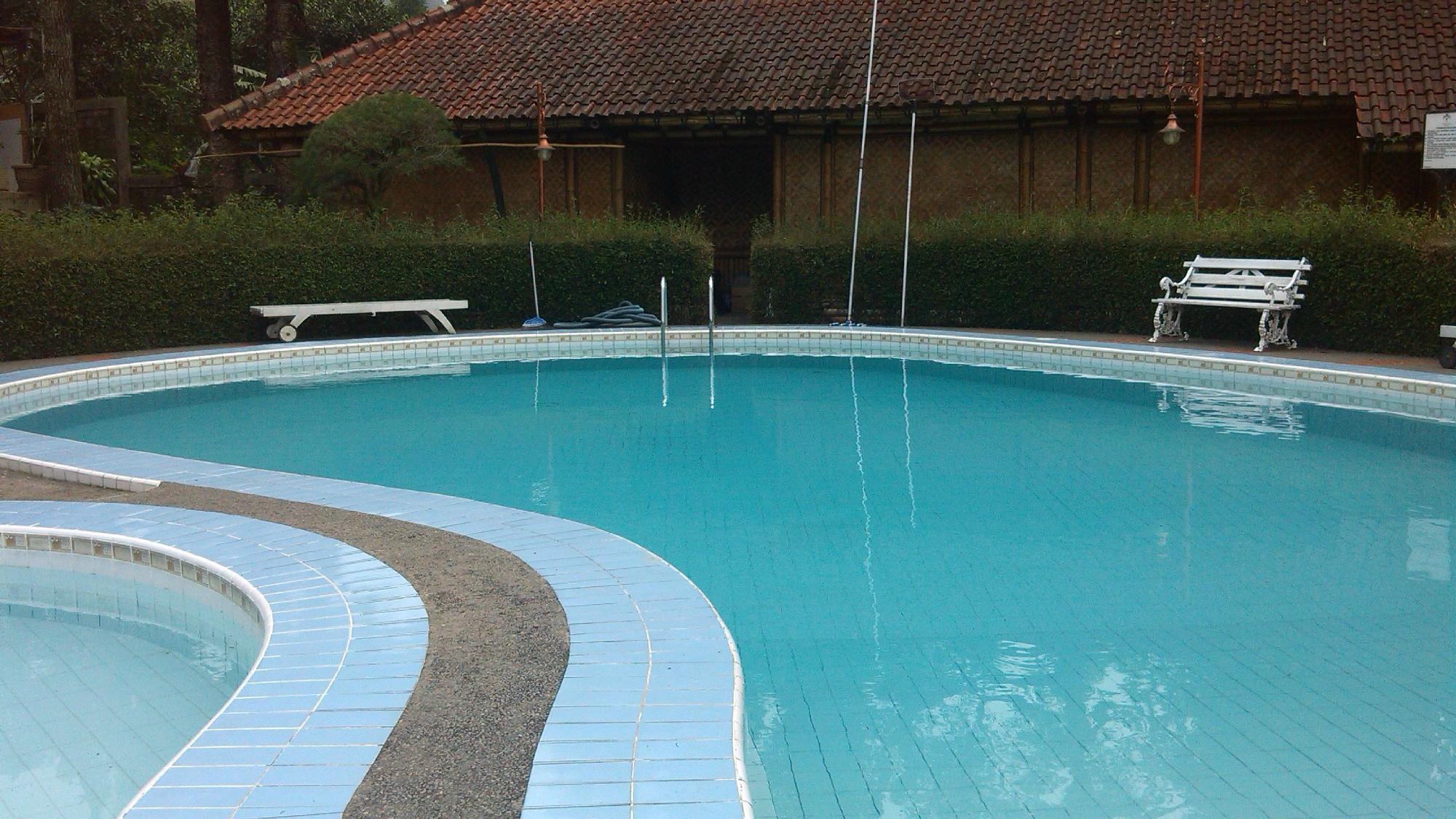 Resort Prima Cisarua-泳池