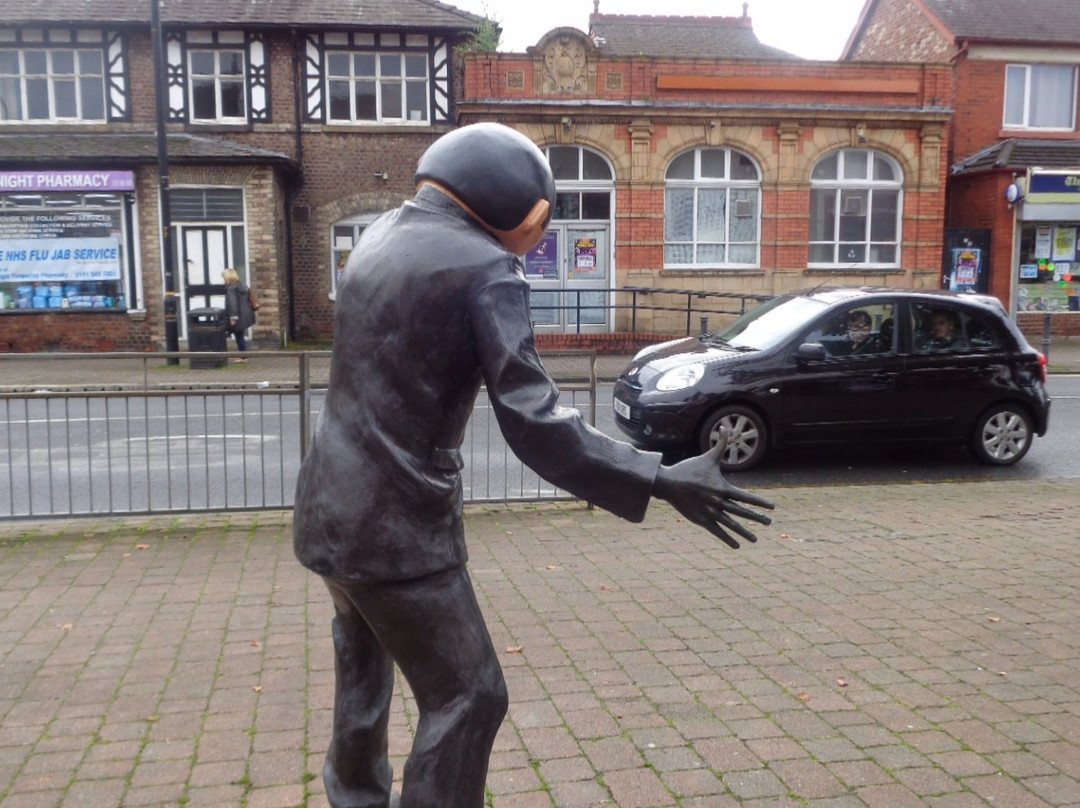 Frank Sidebottom Statue景点图片