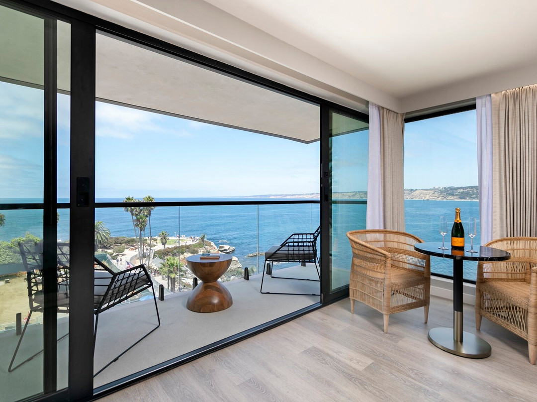 拉霍亚湾套房酒店