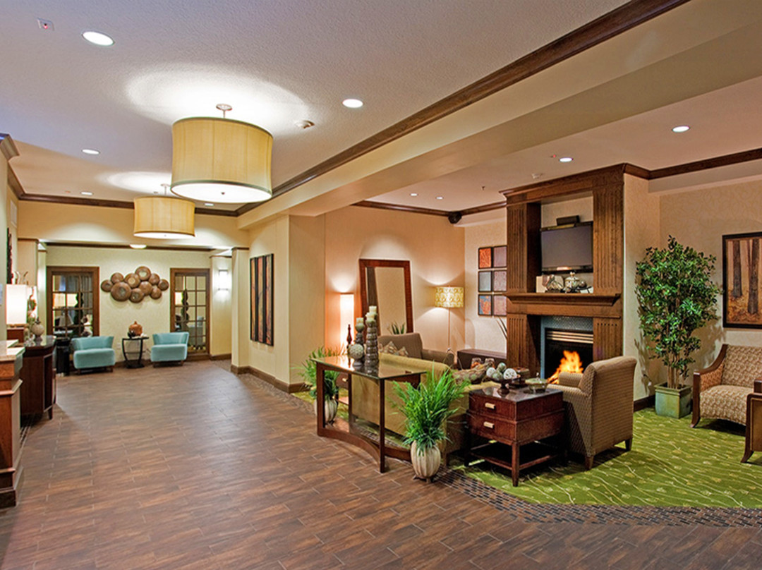 洛根快捷假日&套房酒店主图