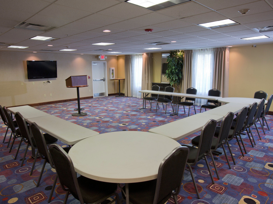 新阿尔巴尼快捷假日酒店主图