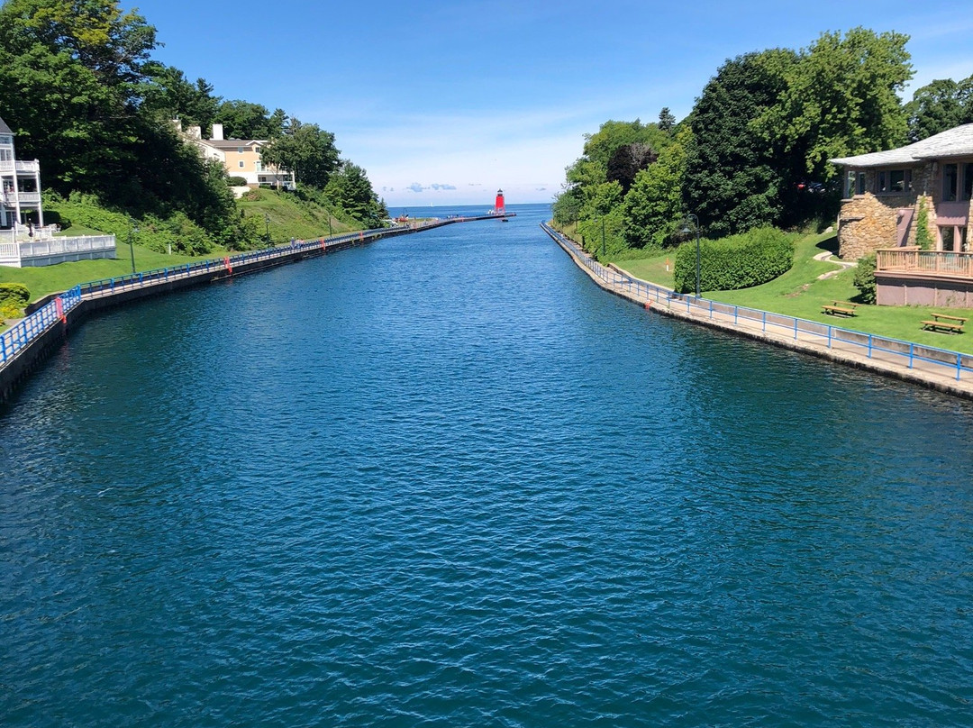 Charlevoix South Pier Light Station景点图片