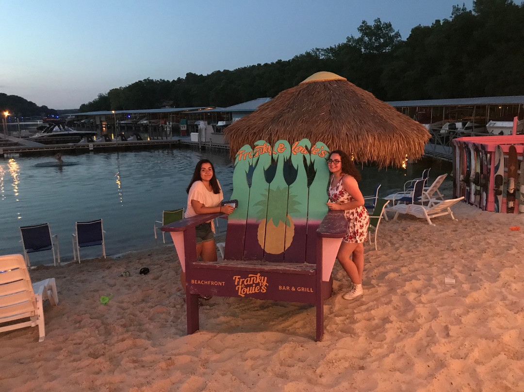 Franky & Louie's Beach Front Bar & Grill景点图片