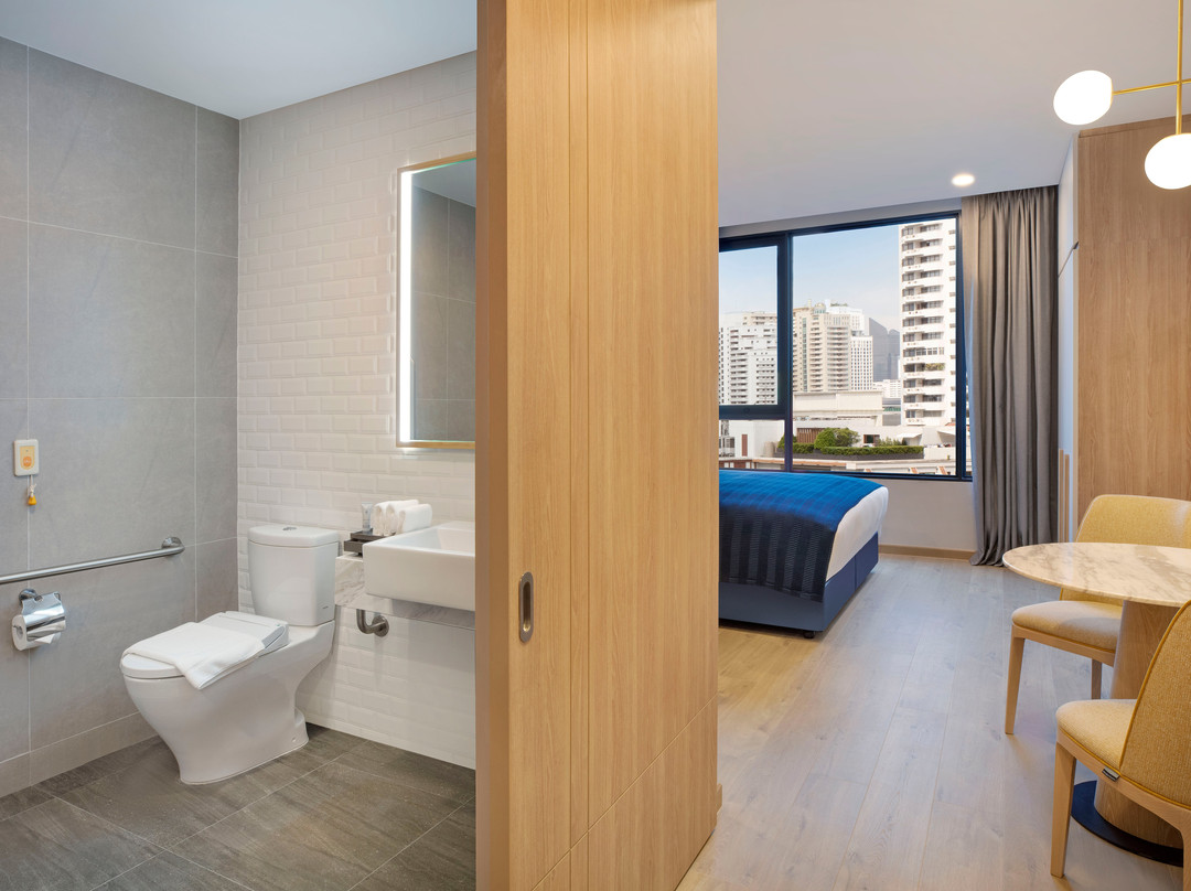 曼谷通罗宿之桥套房酒店主图