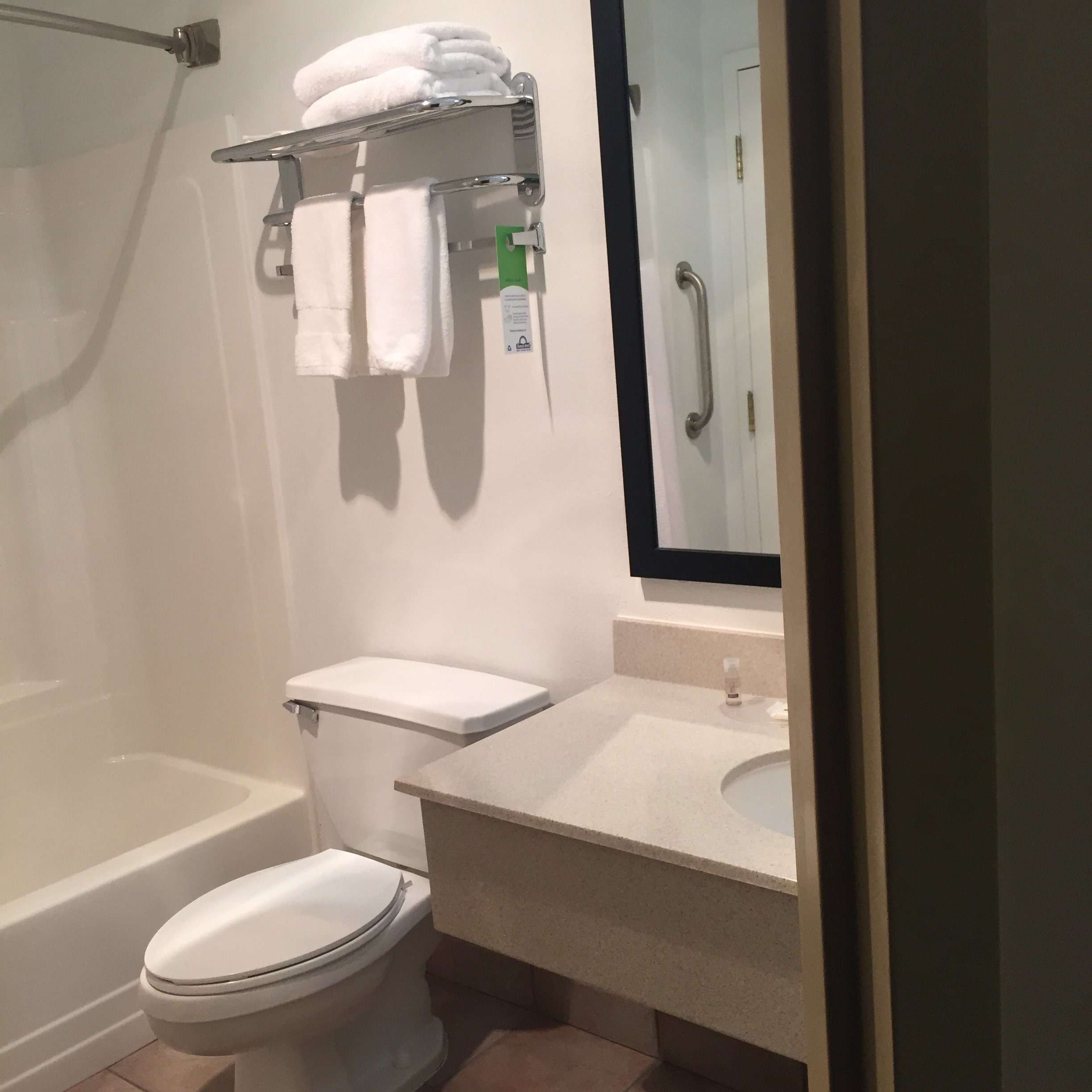 Days Inn & Suites by Wyndham Moncton-浴室