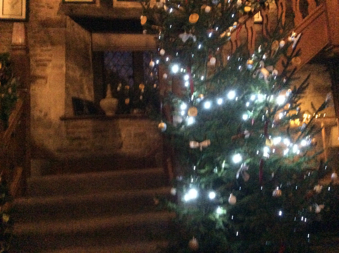 赛文皇冠酒店主图