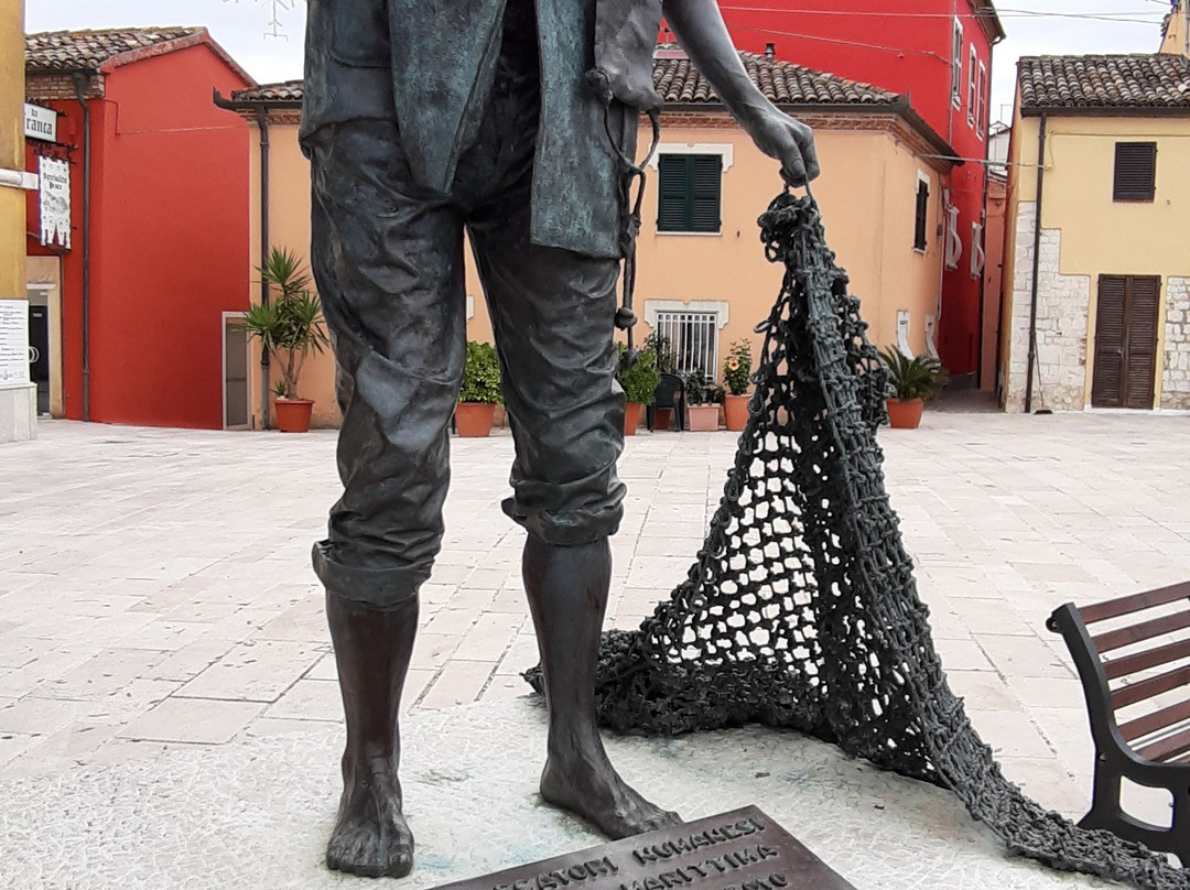 Monumento al Pescatore-努马纳必去景点