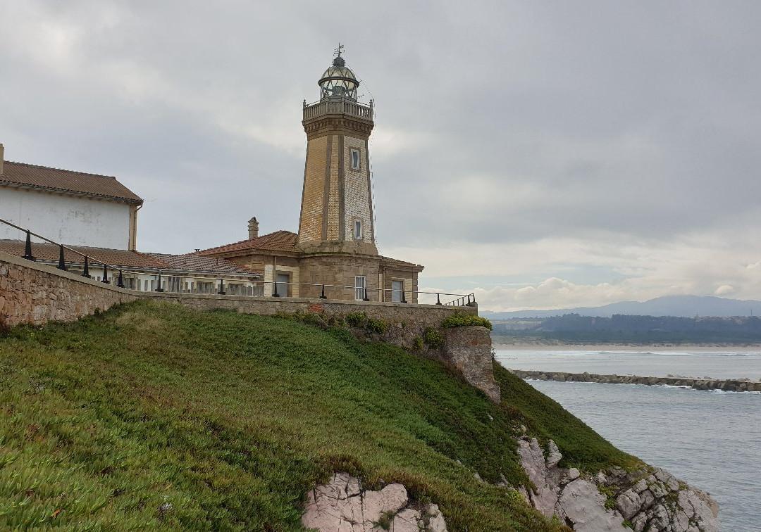 Faro de San Juan de Nieva景点图片