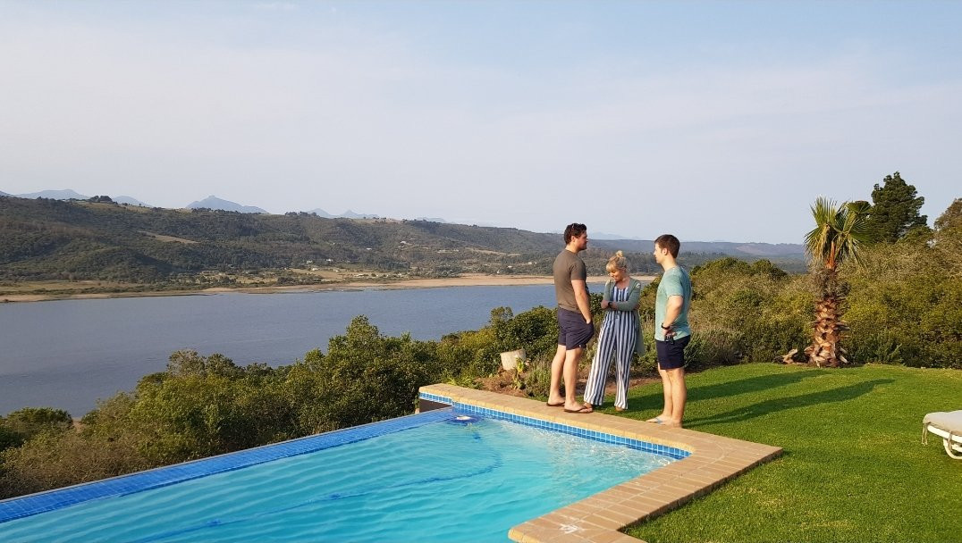 Chara Lakeside Lodge主图