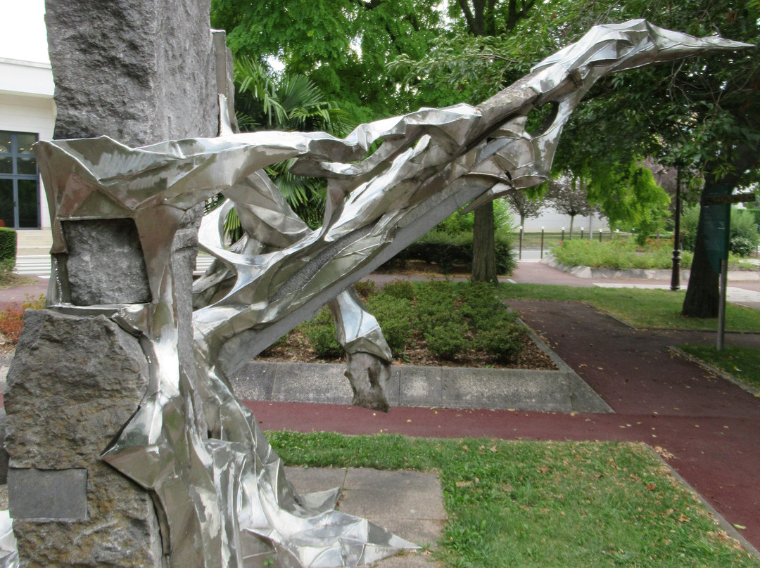 Sculpture Métalithe-鲁瓦西必去景点