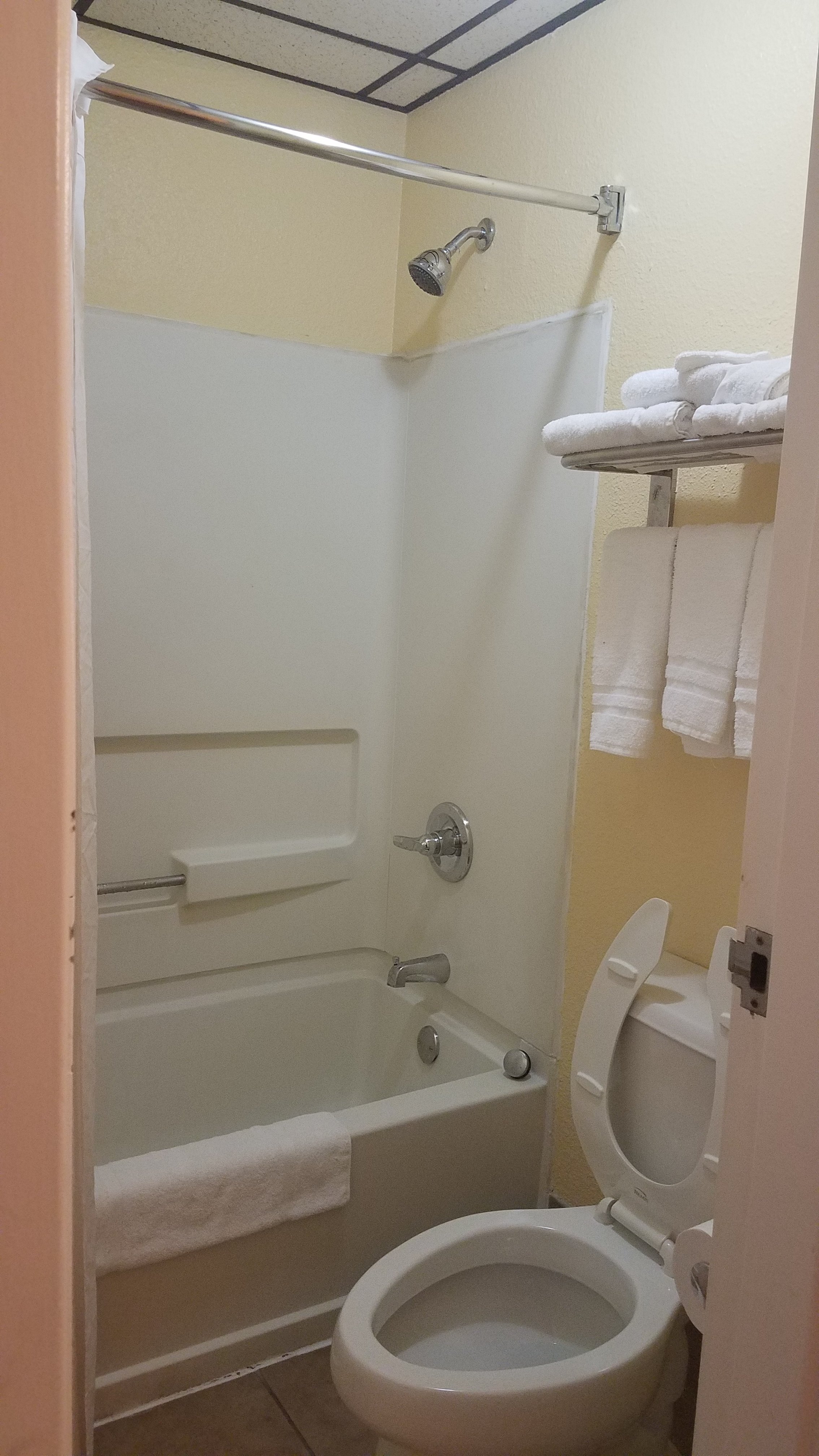 特姆普速8酒店-浴室