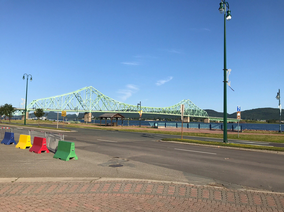 Salmon Plaza Monument-Campbellton必去景点