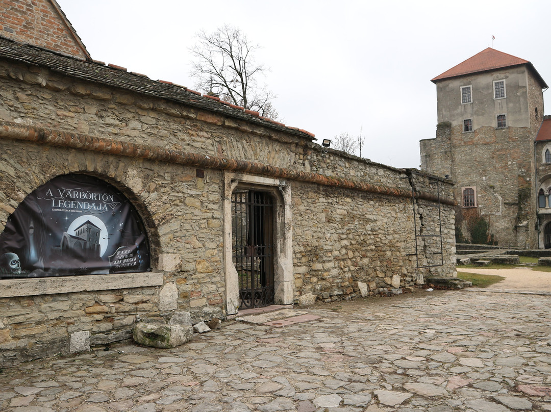 Kuny Domokos Museum at the Tata Castle-塔塔必去景点