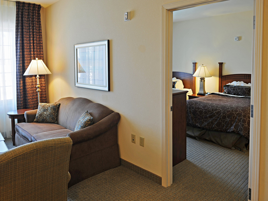 西密尔沃基奥科诺莫沃克驻桥套房酒店主图