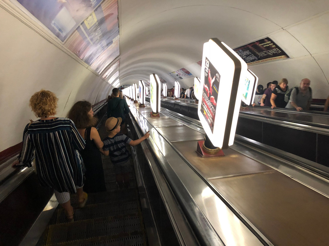 Arsenalna Metro Station景点图片