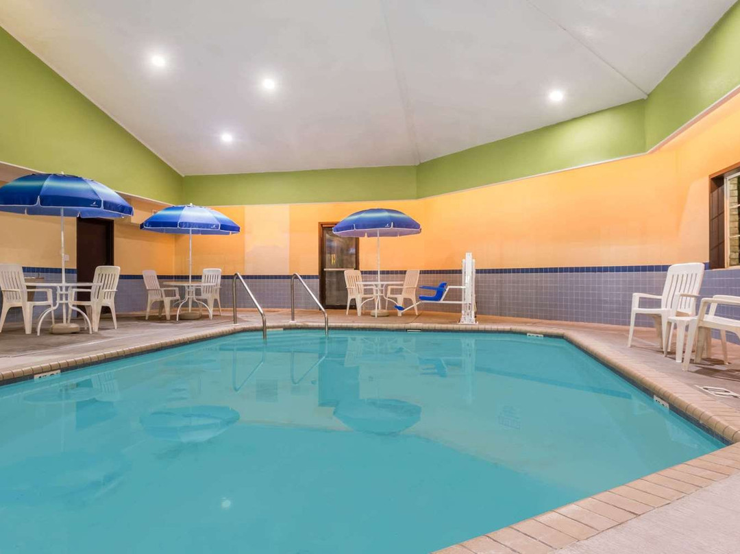 Days Inn & Suites by Wyndham Kaukauna WI主图