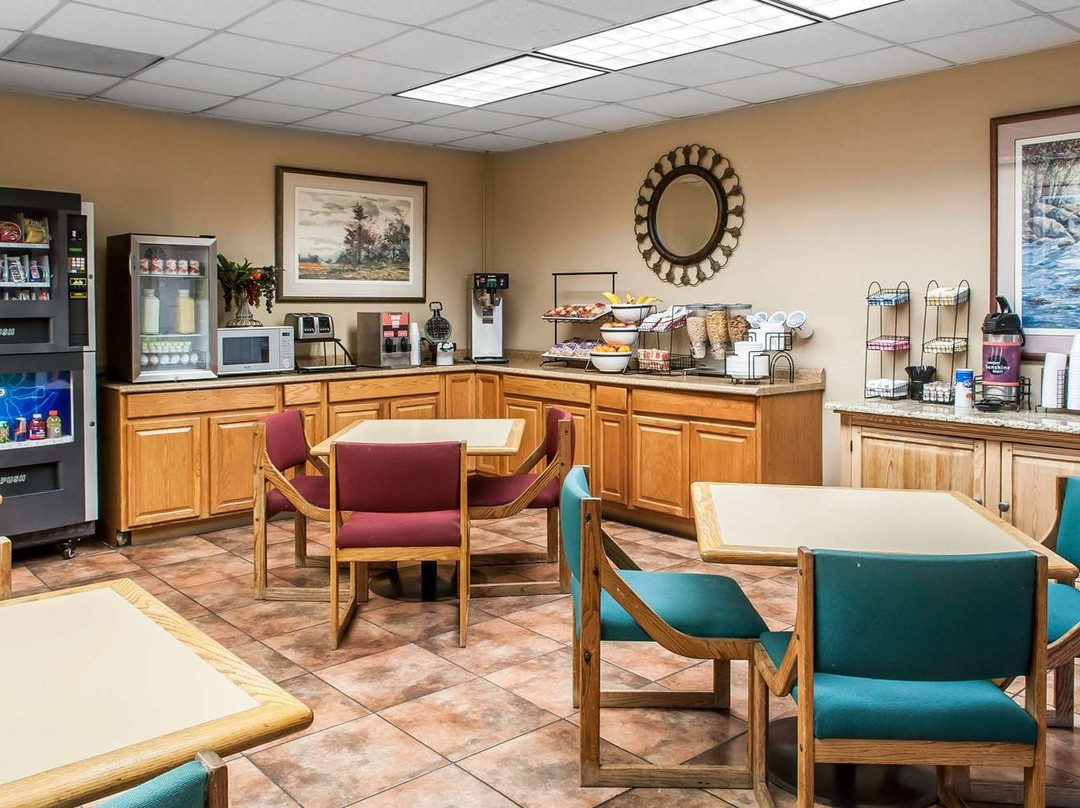 Suburban Studios East主图