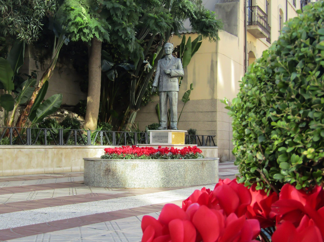 Escultura del Alcalde Sánchez Prados-Ceuta必去景点