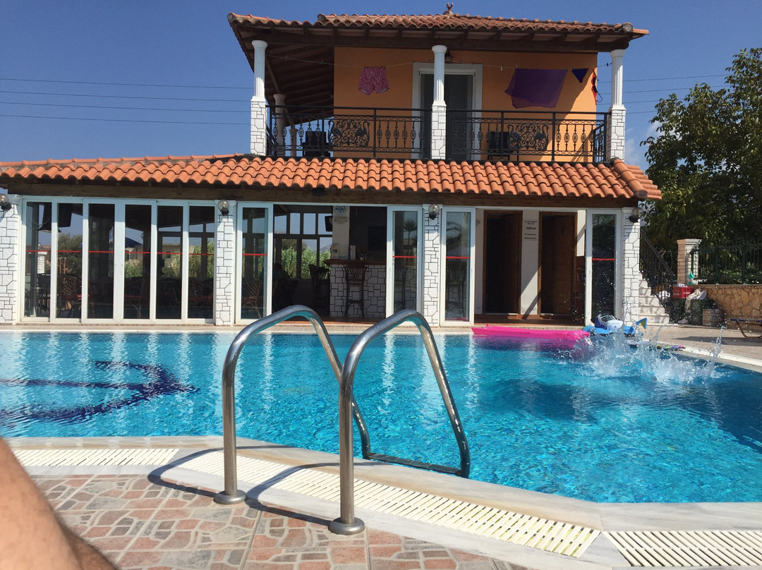 Makis Studios & Apartments