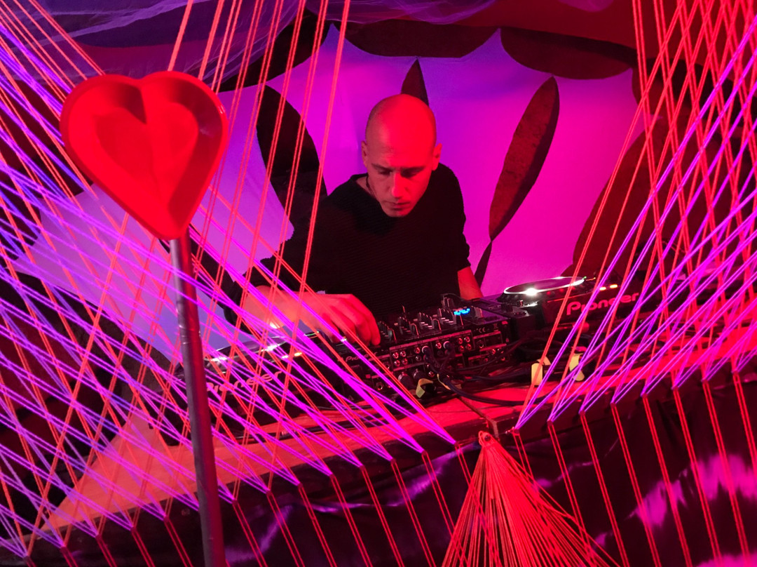 The Cave-尼德豪必去景点