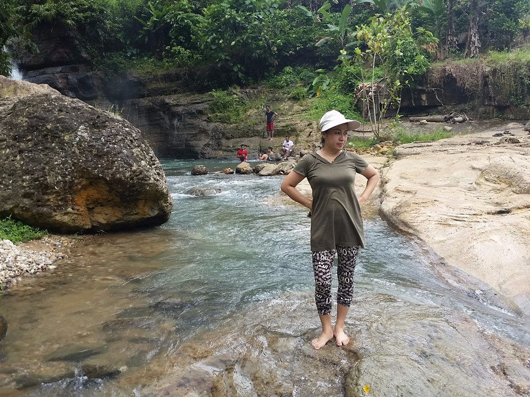 Tundo Telu Waterfall景点图片