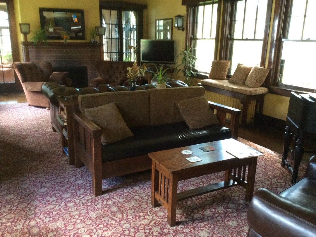 Four Mounds Inn B&B主图