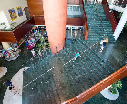 瑟维集团滨海沙滩酒店