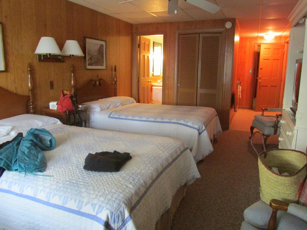 Sand Dollar Inn and Lily's Restaurant