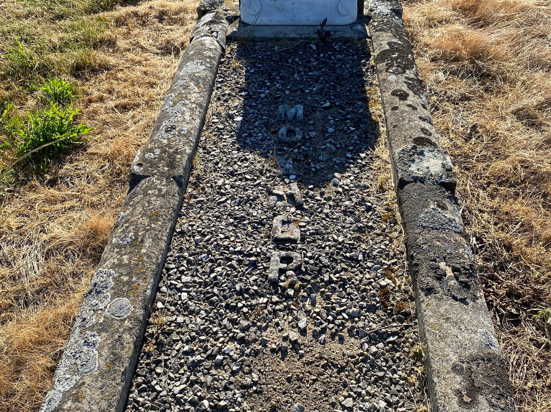 Adelong Cemetery景点图片