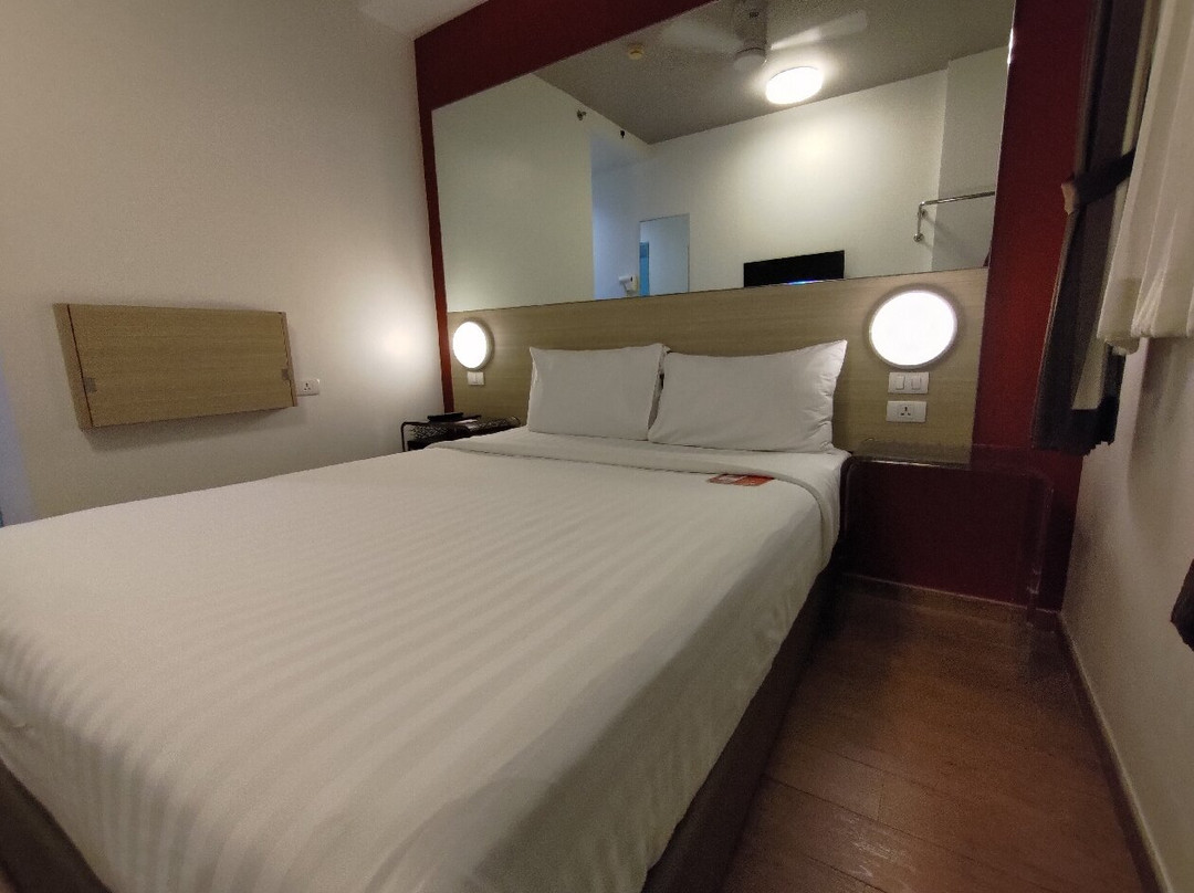 芭堤雅红色星球酒店主图