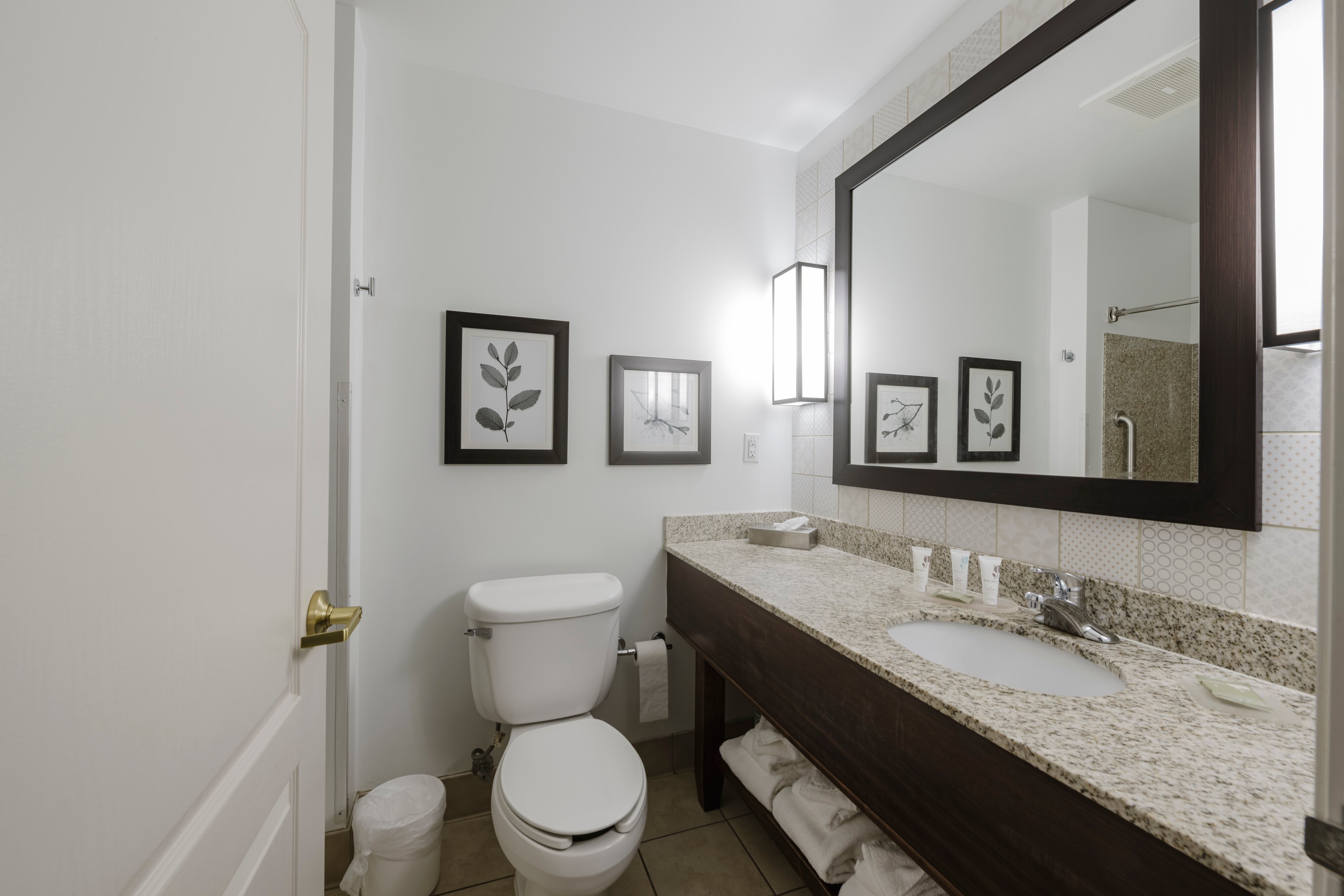 Country Inn & Suites by Radisson, Lake George (Queensbury), NY-浴室