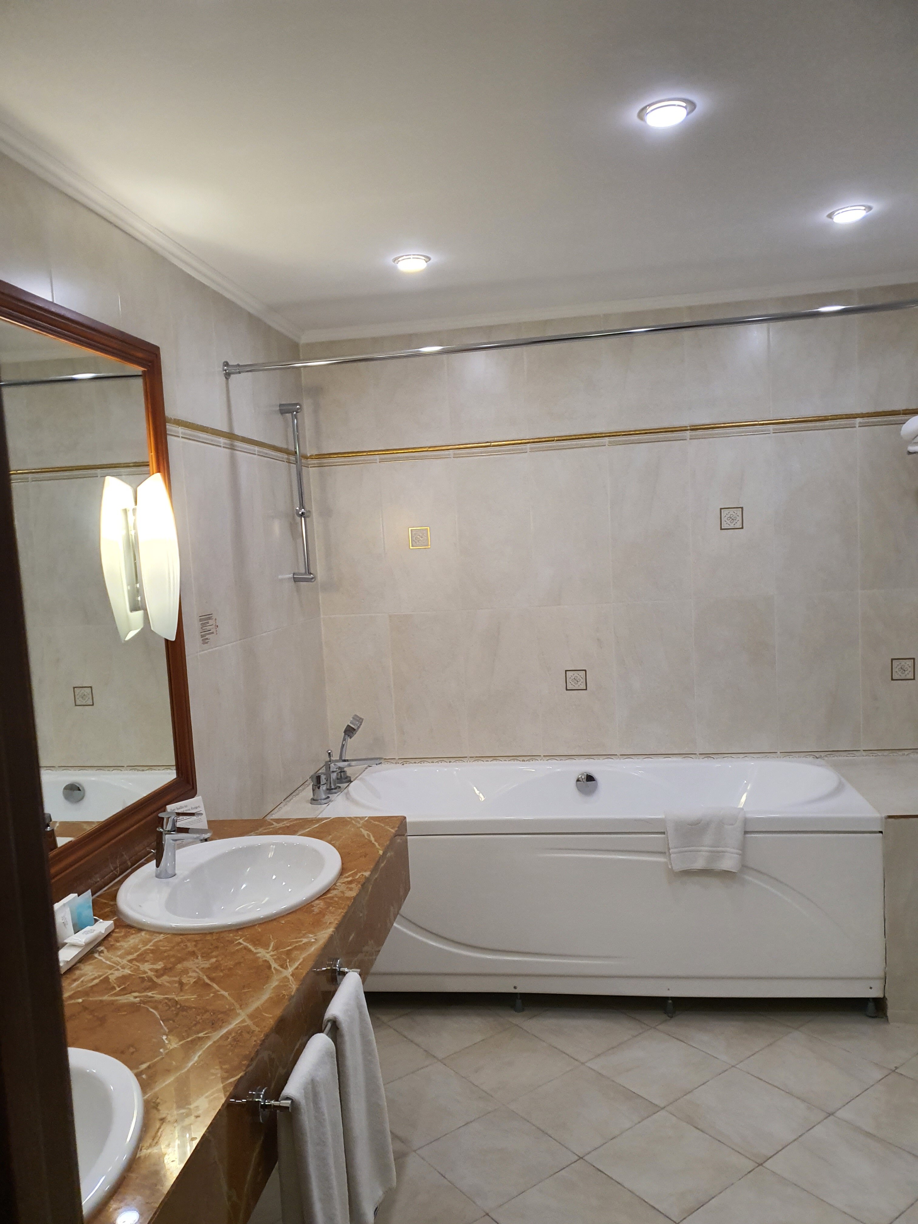 Ramada by Wyndham Almaty-浴室